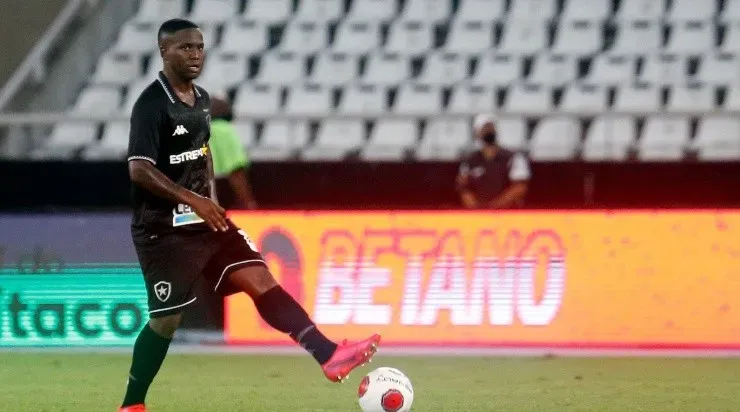 Foto: Vitor Silva/Botafogo/Divulgação - Jonathan Silva: deve ser titular neste início de semana