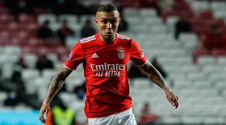 (Photo by Paulo Nascimento/NurPhoto via Getty Images) - Cebolinha está em alta no Benfica, mas quer jogar no Flamengo.