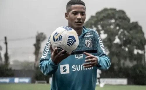 Foto: Ivan Storti/Santos FC – Ângelo foi elogiado pelo jornal Sport e foi alvo até de comparações com Neymar