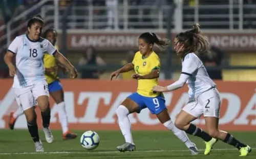 Marcello Zambrana/AGIF/ Seleção Brasileira feminina em campo.