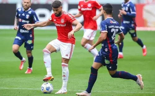 Daniel Guedes em ação contra o rival - Foto: Pedro H. Tesch/AGIF