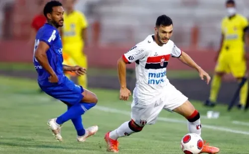 Foto: Thiago Calil/AGIF – Jean Victor em ação com a camisa do Botafogo-SP