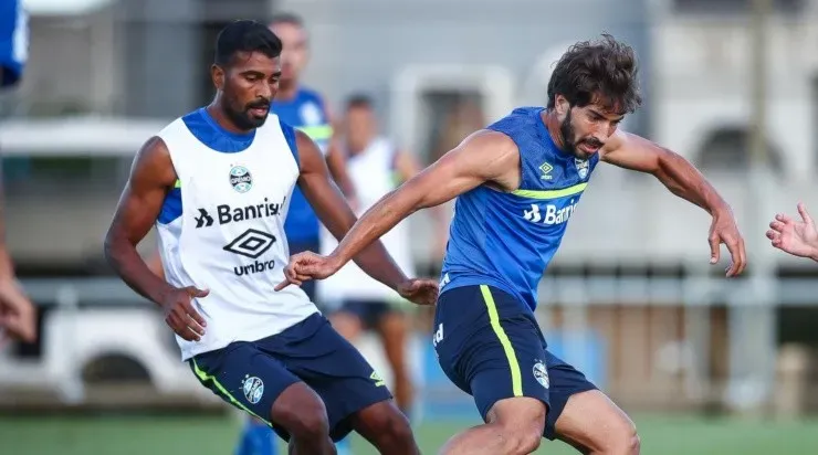 Foto: Lucas Uebel/Grêmio/Divulgação - Lucas Silva e Thiago Santos: dupla recebeu críticas da torcida