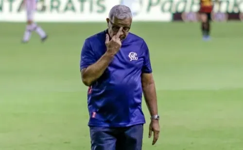 (Foto: Rafael Vieira/AGIF) Hélio dos Anjos tem futuro incerto no Náutico