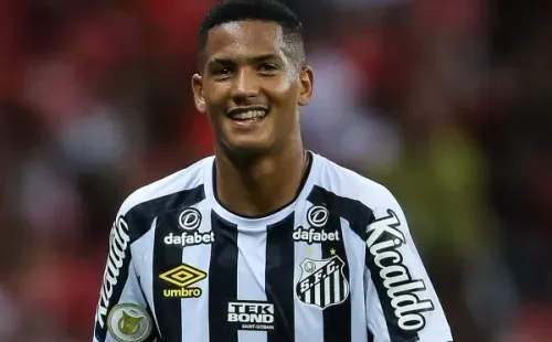 Foto: Pedro H. Tesch/AGIF – Ângelo é um dos desfalques da equipe do Santos para a partida contra o Ituano