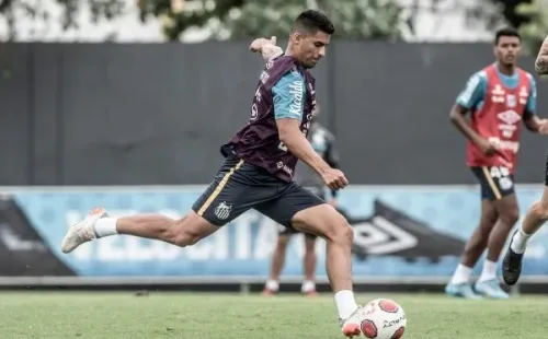 Foto: Ivan Storti/Santos FC – Daniel Guedes está afastado no Santos por não acordo em renovação; Grêmio consultou situação do LD