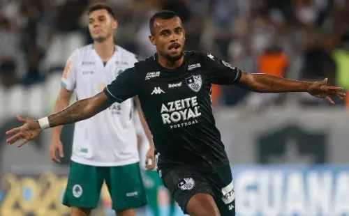 Foto: Vitor Silva/Botafogo – Alex Santana defendeu rival Botafogo entre 2019 e 2020, mas não prioriza o clube em retorno ao país