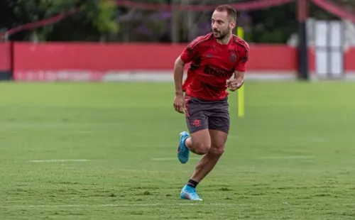 Everton Ribeiro pode atuar na ala - Foto: Paula Reis / Flamengo