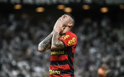 Foto:Kely Pereira/AGIF – Moccelin defendeu o Sport em 2021 por empréstimo junto ao Londrina; Vasco tem interesse no atacante