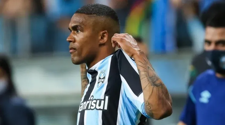 Pedro H. Tesch/AGIF - Douglas em atuação no Campeonato Brasileiro.