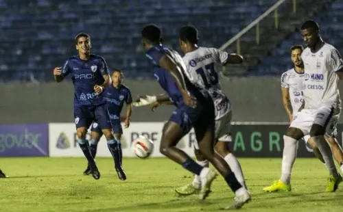 Foto: (Flickr Oficial Londrina/Ricardo Chicarelli/ Londrina EC.) - Gustavo Blanco, à esquerda, pode ser uma das novidades do Londrina