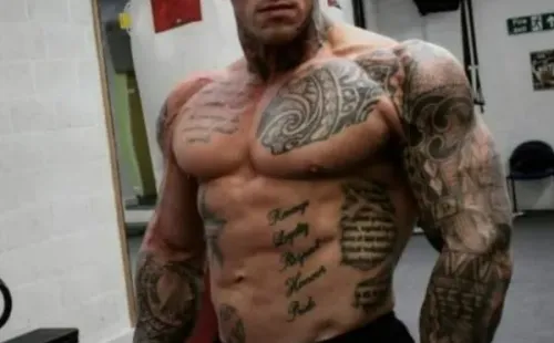 Reprodução/Instagram oficial de Marty Ford - Martyn posa para suas redes sociais.