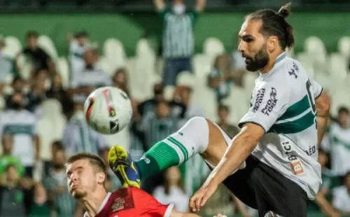 Foto: Robson Mafra/AGIF – Léo Gamalho também será poupado por conta do próximo duelo pela Copa do Brasil contra o Bahia de Feira