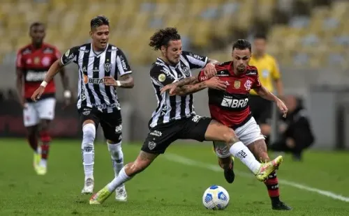 Foto: Thiago Ribeiro/AGIF – Rivais disputam não só os títulos dentro de campo, mas também reforços fora dele