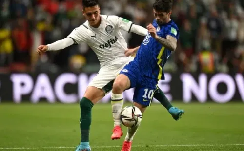 Foto: (Tullio Puglia/Getty Images) - Eduard Atuesta jogou a final do Mundial de Clubes com a camisa do Palmeiras, enfrentando o Chelsea