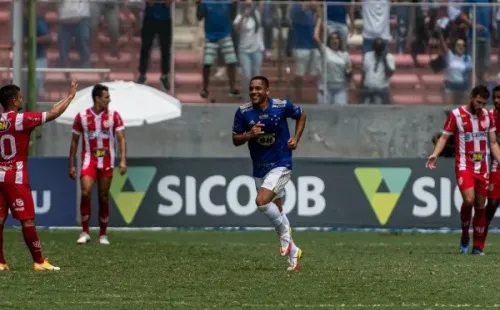 Alessandra Torres/AGIF/ Vitor Roque, com apenas 16 anos, marca primeiro gol no profissional no Cruzeiro