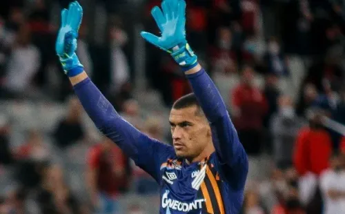 Gabriel Machado/AGIF. Com passagem pela seleção brasileira, Santos é visto como um nome de confiança para assumir a titularidade no gol do Flamengo.