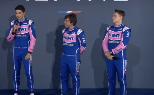 Foto divulgação Alpine - Pilotos da equipe durante apresentação do carro