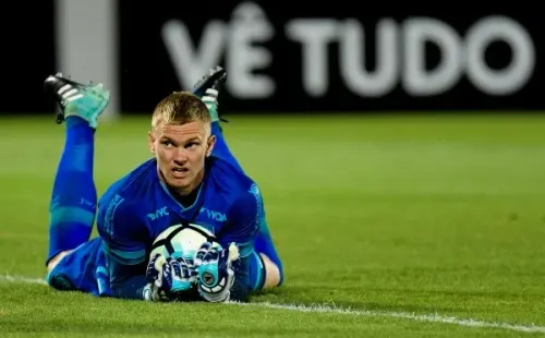 Foto: Thiago Ribeiro/AGIF | Douglas Friedrich em ação com a camisa do Avaí, pelo Brasileirão 2021.