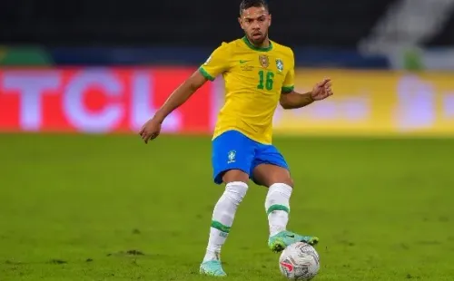 Foto: Thiago Ribeiro/AGIF | Renan Lodi assume a lateral-esquerda