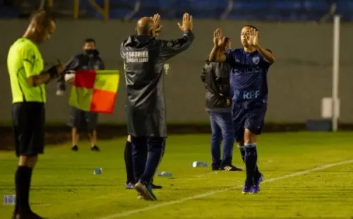 Foto: Marcos Zanutto/AGIF – Vinícius Eutrópio também deve poupar o atacante Caprini