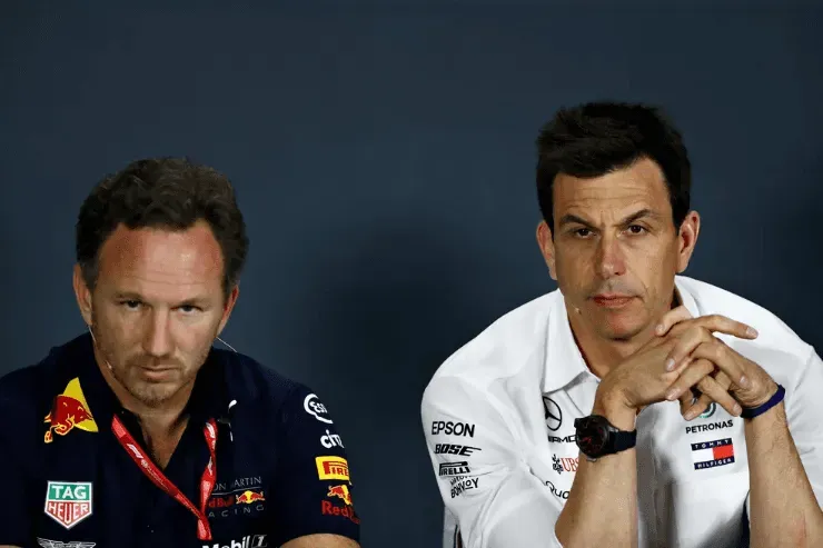 Foto: Getty Images - Christian Horner e Toto Wolff, chefes de RBR e Mercedes.