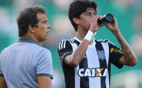Foto: (Cristiano Andujar/AGIF) - Betinho, ao lado de Milton Cruz, enquanto defendia as cores do Figueirense, em 2018
