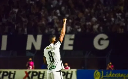 Foto: (R.Pierre/AGIF) - No último clássico, o camisa 8 do Figueirense, Oberdan, foi um dos grandes responsáveis pela vitória alvinegra