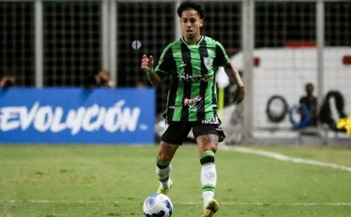 (Foto: Fernando Moreno/AGIF) Matheusinho ganha destaque no América