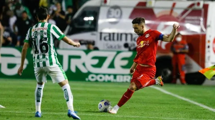 Luiz Erbes/AGIF - Zagueiro e capitão Léo Ortiz atuando pelo Massa Bruta