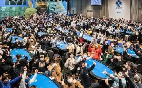 Salão lotado do JOPT (Foto: PokerNews)