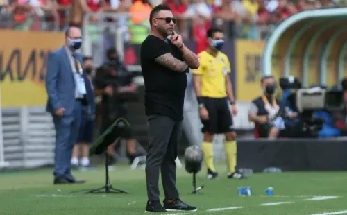 (Foto: Gil Gomes/AGIF) Chegada de Pavón trará dor de cabela para El Turco