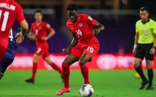 Foto: Divulgação/Canada Soccer Twitter – Davies nasceu em Gana e defende a seleção canadense