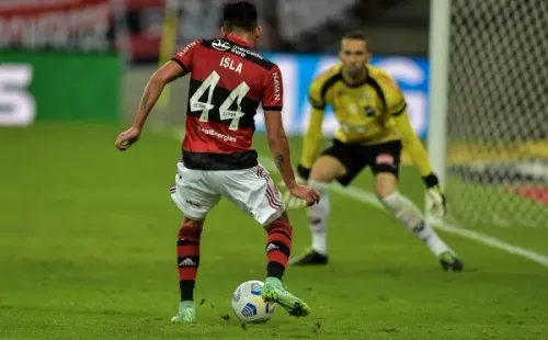 Foto:Thiago Ribeiro/AGIF – Isla tem contrato até dezembro e dificilmente terá permanência no Flamengo após imbróglio no fim de semana