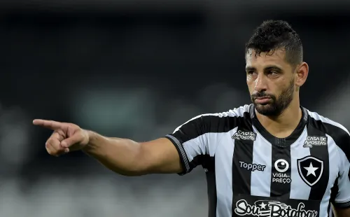 Foto: (Thiago Ribeiro/AGIF) - Diego Souza talvez seja o maior exemplo de jogador brasileiro que já defender clubes rivais