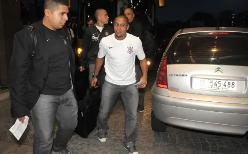 Foto: (Dante Fernandez/Getty Images) - Roberto Carlos defendeu os dois lados do Derby Paulista