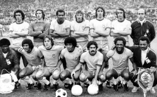 Foto: (Picture Alliance/Getty Images) Nelinho, em pé à esquerda, conseguiu ficar marcado na história tanto do Cruzeiro, quanto do Atlético Mineiro