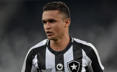 Foto: (Thiago Ribeiro/AGIF) - Erik já demonstrou o interesse em voltar para o Botafogo no futuro
