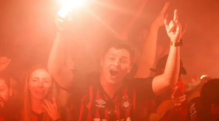 Gabriel Machado/AGIF - Torcedor do Furacão comemora mais uma vitória na temporada