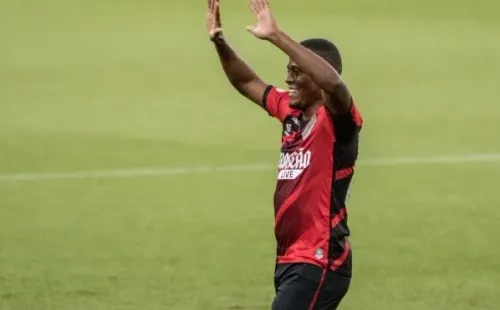 Foto: Robson Mafra/AGIF – Carlos Eduardo esteve desde 2020 no Athletico e marcou 10 gols durante sua passagem