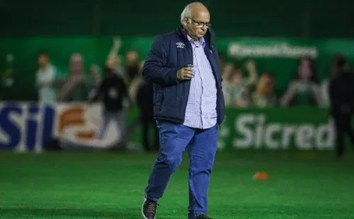 Romildo está sendo criticado no Grêmio (Foto: Fernando Alves/AGIF)