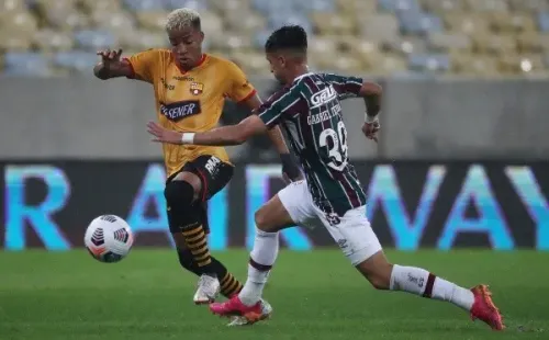 Foto: Sergio Moraes-Pool/Getty Images – Castillo (à esq.) já atuou sob o comando de Fabián Bustos pelo Barcelona-EQU