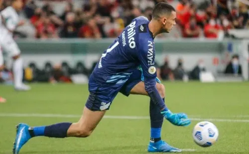 Santos chegou a Seleção Brasileira defendendo o Athletico (Foto: Gabriel Machado/AGIF)
