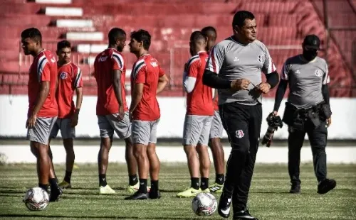 Foto: Paulo Paiva/AGIF – Treinador projetou o clássico e falou sobre a instabilidade após a saída de Joaquim Bezerra