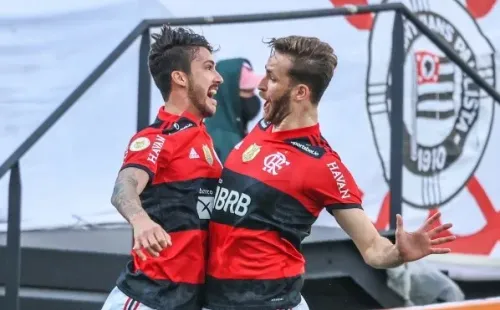 Foto: Marcello Zambrana/AGIF – Paulo Sousa não tem utilizado Gustavo Henrique (à dir.) no Flamengo por conta de lesão no joelho