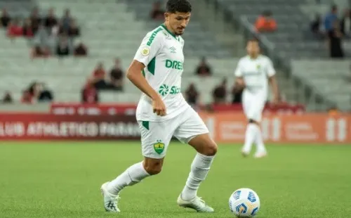 Foto: Robson Mafra/AGIF – Yuri é um dos reforços cotados pelo Clube, jogador defendeu o Cuiabá em 2021