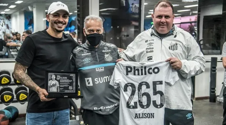 Foto: Ivan Storti/Santos FC/Divulgação - O volante recebeu uma homenagem na despedida do Clube, em agosto