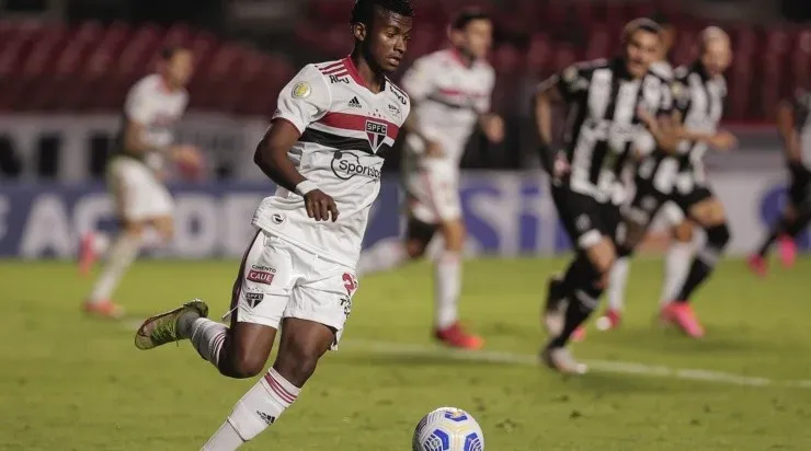 Foto: Ettore Chiereguini/AGIF - O lateral tem contrato com o São Paulo até março de 2025