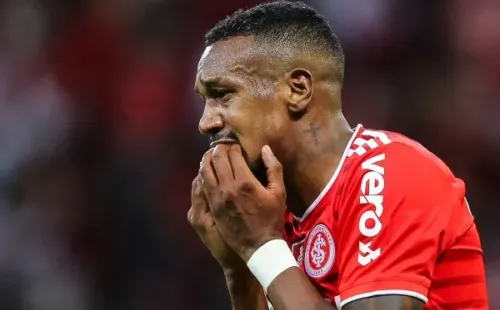 Foto: Pedro H. Tesch/AGIF – Edenilson (foto) seria oferecido pelo Inter em suposta troca por Keno, do Atlético