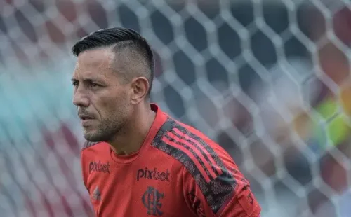 Foto: Thiago Ribeiro/AGIF – Diego Alves foi titular nas últimas temporadas, mas perdeu a vaga para Hugo Souza